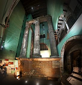 Columnas Templo de Augusto Barcelona.jpg