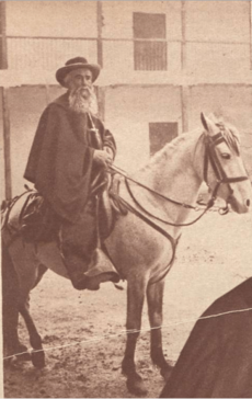 Archivo:Cura Santa Cruz a caballo