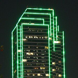 Archivo:Dallas Bank of America Plaza top night