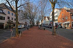 Ddf 11-2011 Kaiserswerther Markt.jpg