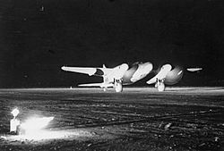Archivo:De Havilland Mosquitoat night takeoff