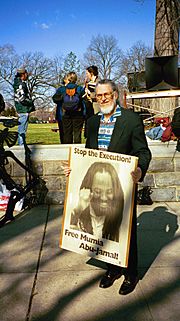Archivo:Dennis Brutus at SupremeCourt protest for Mumia Abu-Jamal 2000