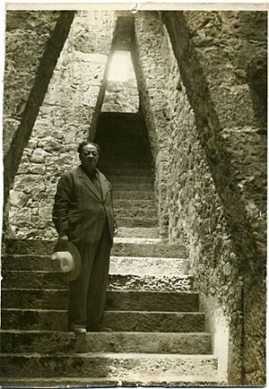 Archivo:Diego Rivera en las escalinatas del Acceso al Anahuacalli