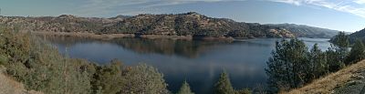 Archivo:Don-Pedro-Lake-Panorama-2005-11-24