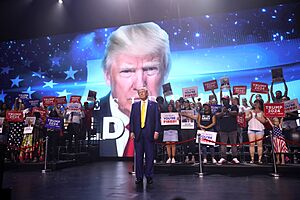 Archivo:Donald Trump with supporters (53788351395)