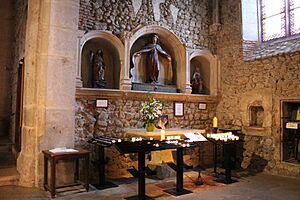 Archivo:Eglise Pérouges Intérieur 001