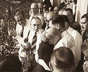Archivo:Evita llorando abraza a Perón - 17OCT1951