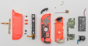 Geöffneter Joy-Con (rechts, rot) 20221017 HOF06103 RAW-Export.png