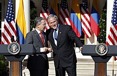 Archivo:George Bush and Alvaro Uribe Velez