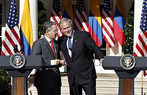 Archivo:George Bush and Alvaro Uribe Velez