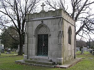 Archivo:George M. Cohan Mausoleum 12-2008