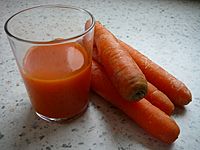 Archivo:GlassOfJuice and carrots
