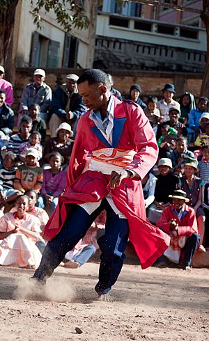 Archivo:Hira gasy dancer Madagascar