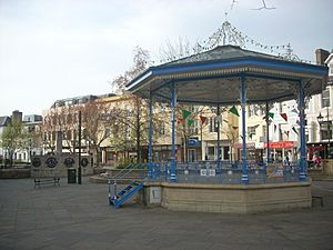 Archivo:Horsham bandstand april 2009