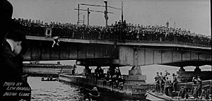 Archivo:Houdini Harvard Bridge 2