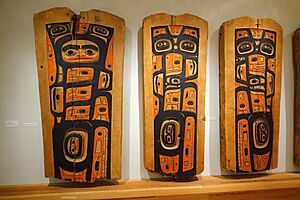 Archivo:House panels, Tlingit, part 1 of 2, late 1800s, wood, paint, opercula shells - Portland Art Museum - Portland, Oregon - DSC09150