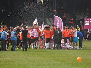 Archivo:Luton Town lift Conference championship trophy 2014