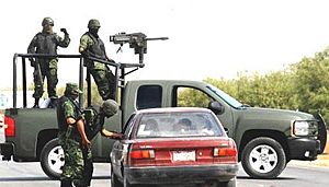 Archivo:Mexican troops operating at a random checkpoint 2009