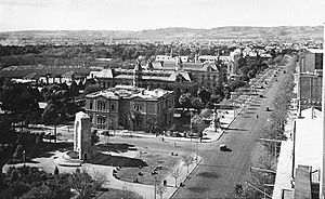 Archivo:North Terrace, Adelaide, 1940