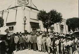 Archivo:Obregón frente a la Casa de Miguel Hidalgo (1909)