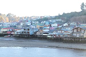 Archivo:Palafitos en Chiloé