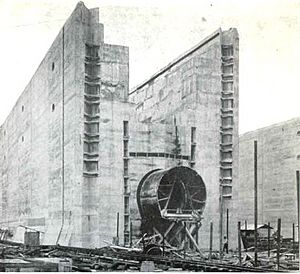 Archivo:Panama Canal Locks Construct