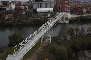 Archivo:Pasarela del Museo de la Ciencia de Valladolid desde la torre del Museo