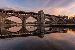 Archivo:Ponte Coperto al tramonto con i suoi riflessi