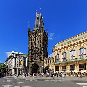 Archivo:Prague 07-2016 Powder Tower from Republic Square