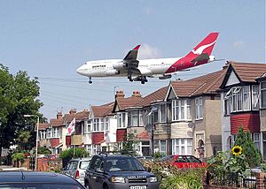 Archivo:Qantas b747 over houses arp