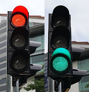 Archivo:Red and green traffic signals, Stamford Road, Singapore - 20111210