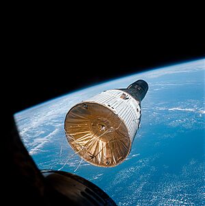 Archivo:S65-63221 - Gemini 6 Views Gemini 7 (Retouched)