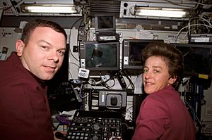 Archivo:STS-114 James Kelly and Wendy Lawrence at Canadarm2 controls