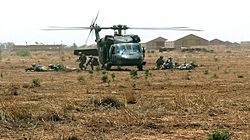 Archivo:Soldiers exit a UH-60 Black Hawk helicopter 2007-06-05