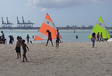 Archivo:Strand mit Hafenanlage Boca Chica