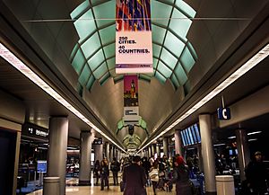 Archivo:Terminal 3, Concourse H at Chicago O'Hare International Airport in Chicago, Illinois on January 1st, 2014