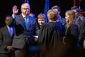 Archivo:Tim Walz is sworn in as Minnesota's 41st governor at the Fitzgeral Theater in St Paul, Minnesota