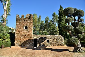 Archivo:Torre Leonera y parque de mismo nombre en Benahavís, Málaga