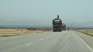 Archivo:Trucks on the road in northern Afghanistan-2012