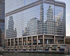 Archivo:Trump International Hotel and Tower, Chicago, Illinois, Estados Unidos, 2012-10-20, DD 05