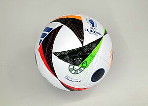 Archivo:UEFA Euro 2024 Match Ball Fussballliebe
