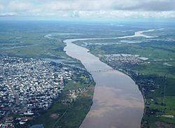 Vista aérea de San Fernando de Apure (Apure) y Puerto Miranda (Guárico) y el Río Apure. Venezuela..jpg