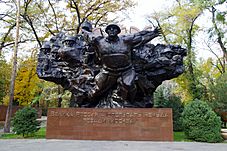 Archivo:WWII Monument Feat, Almaty
