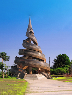 Archivo:YaoundeReunificationStatue
