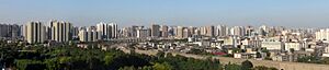 Archivo:2015-09-22-180829 - Blick vom Xian Titan Hotel auf NW Stadt und Mauer
