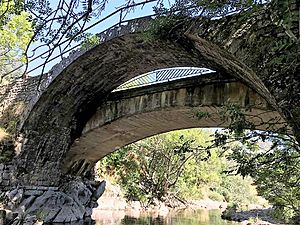 Archivo:2018 Puente de Getino sobre el río Torio. León (2)