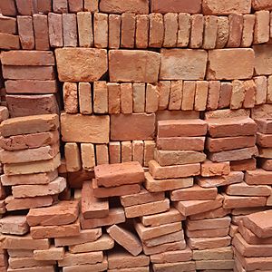 Archivo:A block of fired bricks