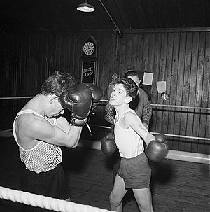 Archivo:Amateur Boxing Club, Porthaethwy (7005565417)