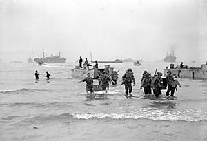 Archivo:American troops landing on the beach at Arzeu