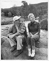 Archivo:Anthony Mann and Janet Leigh relax between scenes of MGM's 'The Naked Spur', 1952
